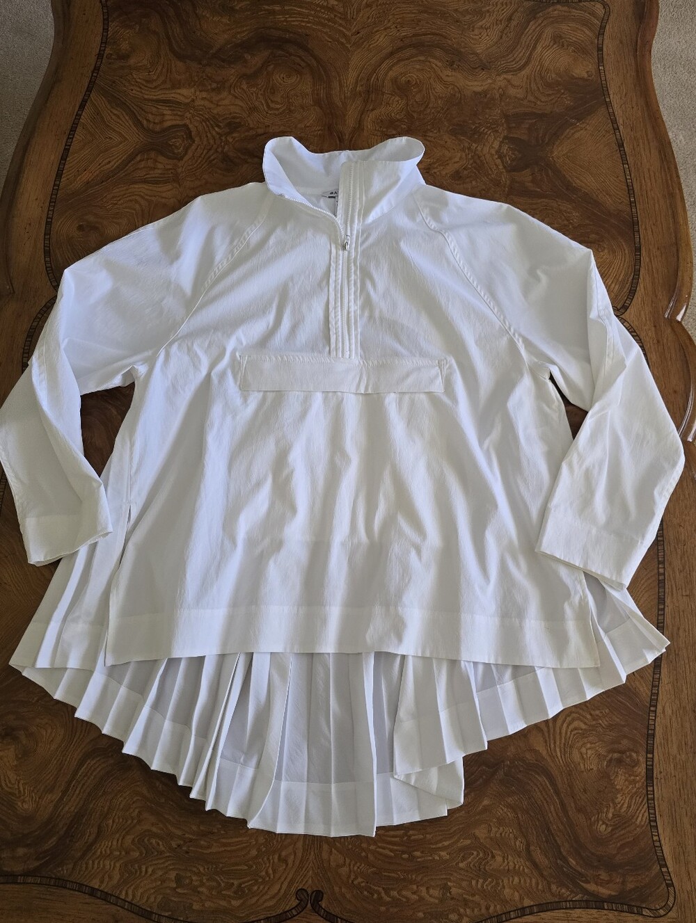 Athleta Sojourn Pleated Back Pullover Jacket White Womens size Medium See cond.